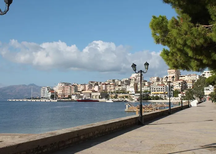 亚历山大豪华套房酒店 *